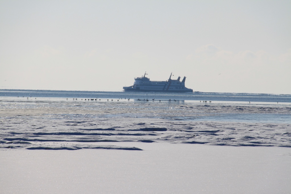 03.02.2012: Nieblum, Strand am Horizont die Fähre von Amrum