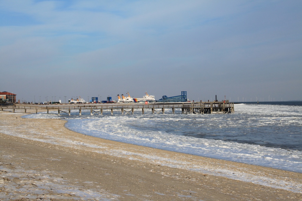 05.02.2012: Wyk, Blick über Mittelbrücke zum Fähranleger mit Fähre