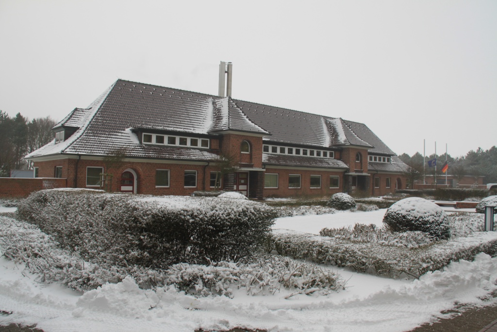 27.01.2012: Utersum, Reha Klinik Vorgebäude im Schnee