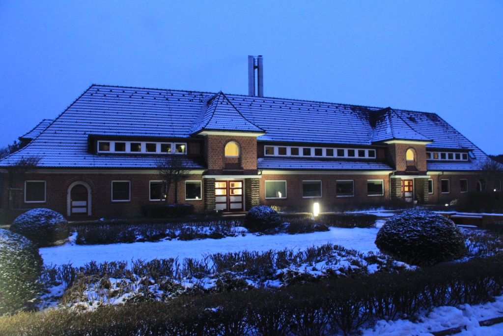 29.01.2012: Utersum, Reha Klinik Vorgebäude im Schnee