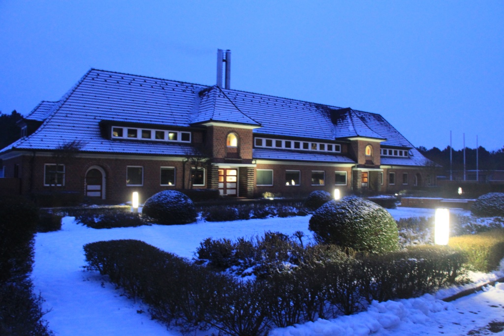29.01.2012: Utersum, Reha Klinik Vorgebäude im Schnee