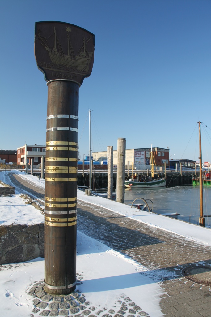 03.02.2012: Wyk, Wasserstandssäule am Hafen