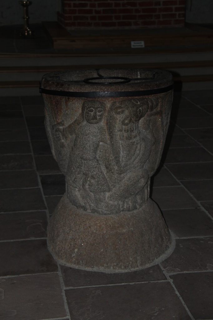 03.02.2012: Nieblum, St.Johannis - romanisches Granit-Taufbecken