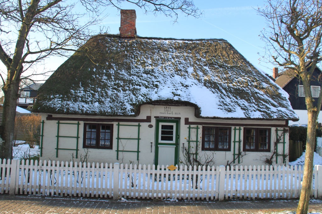 05.02.2012: Wyk, Haus mit Reetdach von 1711