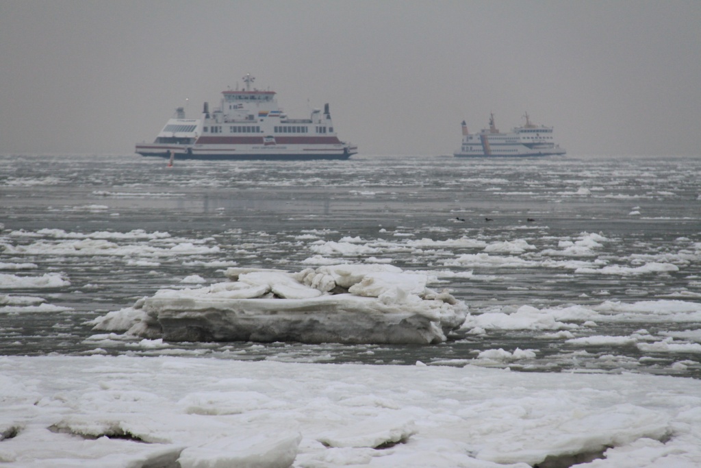 08.02.2012: Wyk, Fähren im Eis